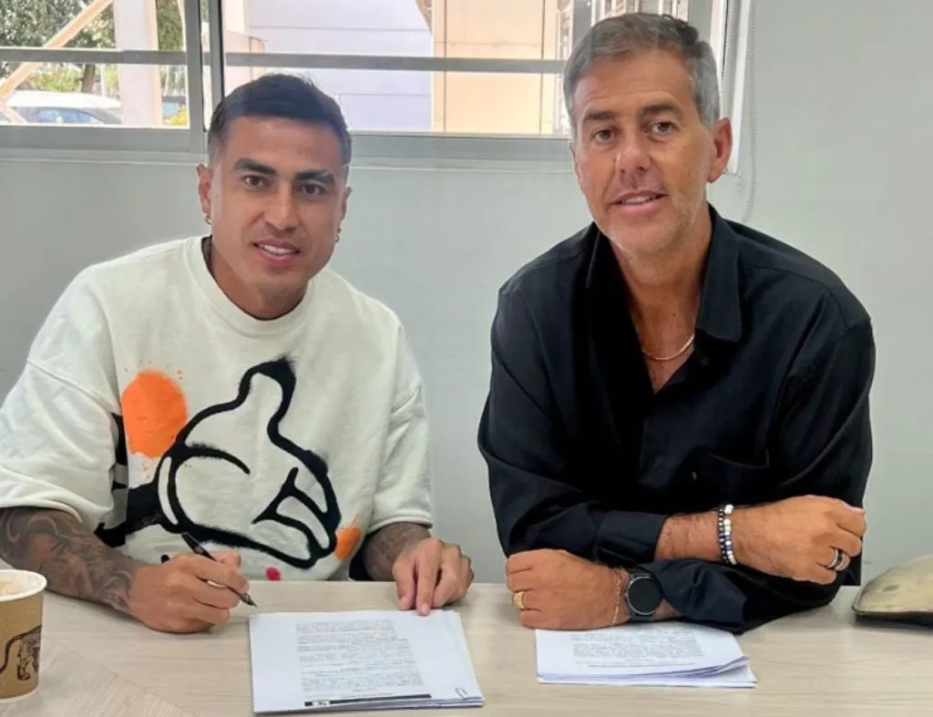 Darío Lezcano junto a su representante al momento de firmar contrato con Tacuary.