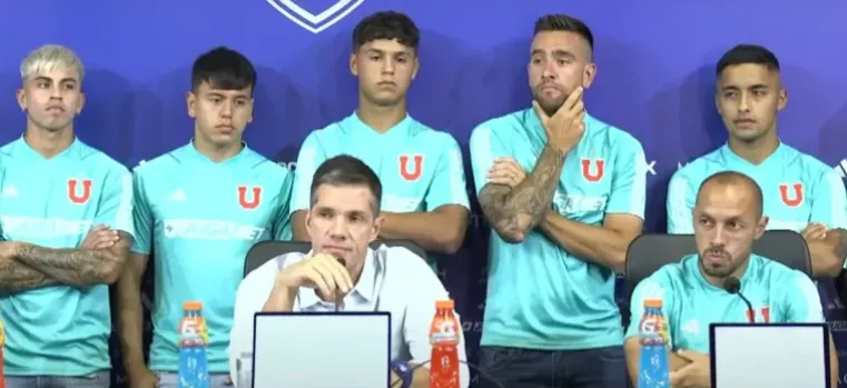 Michael Clark junto al plantel de la U dando a conocer su disconformidad por la suspensión del partido | FOTO: Captura