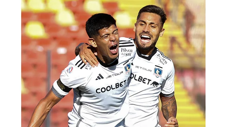 Esteban Pavez apareció con un mensaje publicitario distinto en el partido de Colo Colo contra Unión Española. (Foto: Felipe Zanca/Photosport)