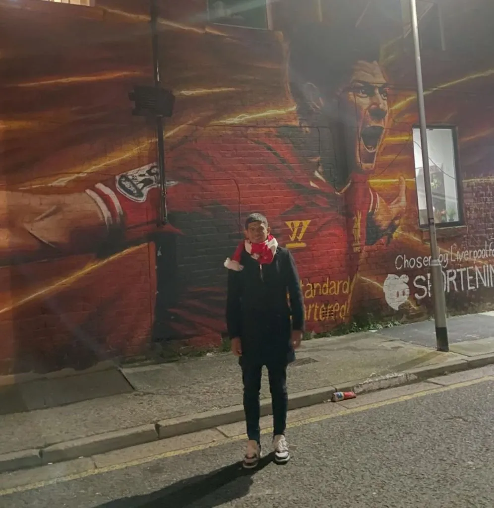 Durante sus últimas vacaciones Esteban Pavez viajó a Anfield, el estadio de Liverpool en Inglaterra. (Foto: Instagram)