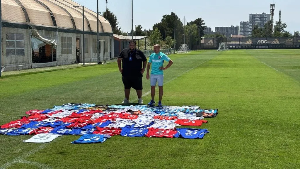 Marcelo Díaz viendo todas sus camisetas junto al hincha (Bolavip Chile)