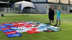 Marcelo Díaz se emociona con hincha que colecciona sus camisetas