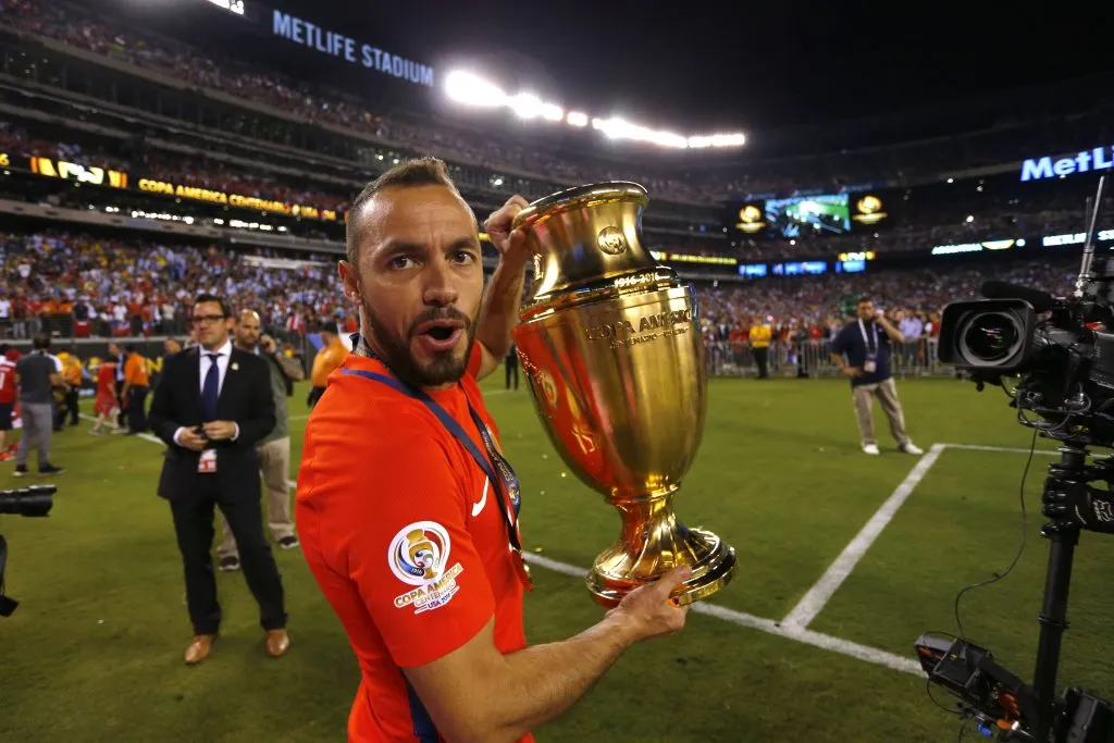 Marcelo Díaz levantando el trofeo de la Copa América 2016 | FOTO: Andres Pina/Photosport