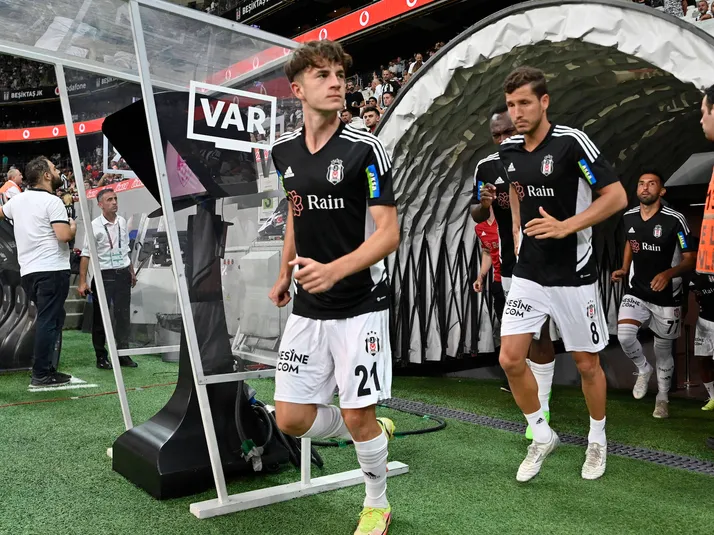 Insólito: Joven futbolista fue despedido por usar aplicación de citas