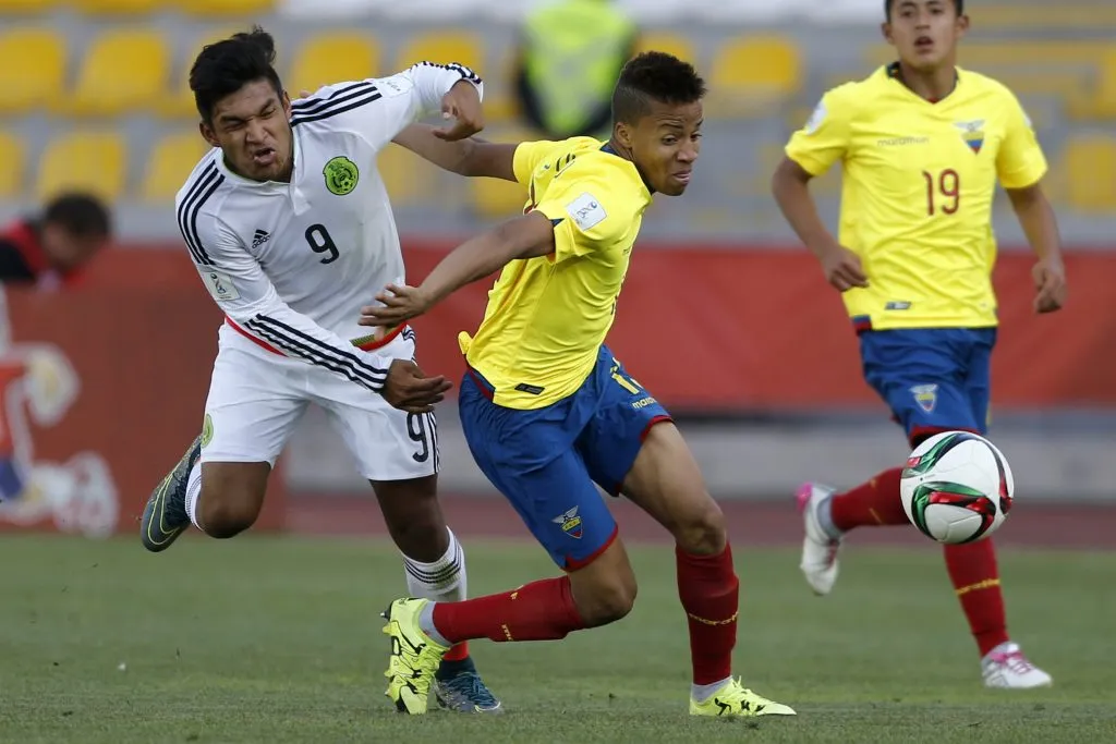 Byron Castillo -der- protagonizó un complejo hecho con Ecuador y pensó en dejar el fútbol (Photosport)