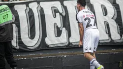 Pablo Galdames marca un gol y es vitoreado por la hinchada del Vasco.