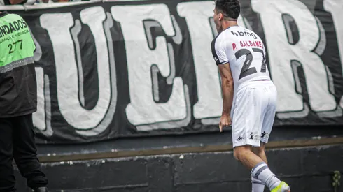 Pablo Galdames marca un gol y es vitoreado por la hinchada del Vasco.