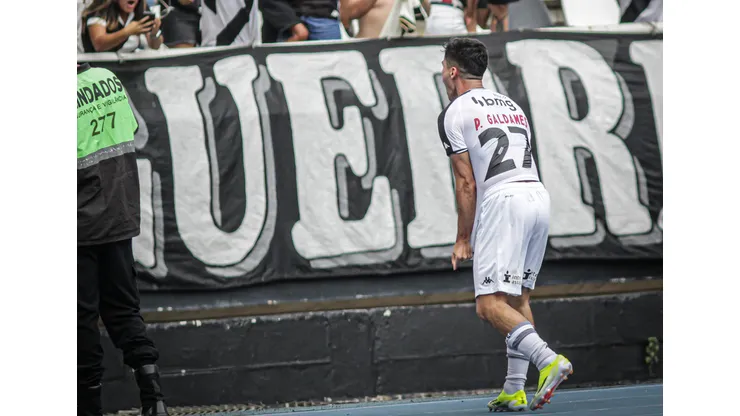Pablo Galdames marca un gol y es vitoreado por la hinchada del Vasco.
