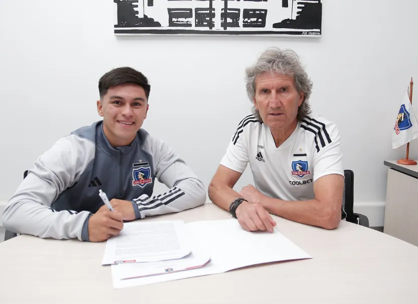 Silva firmando su primer contrato profesional | FOTO: Colo Colo