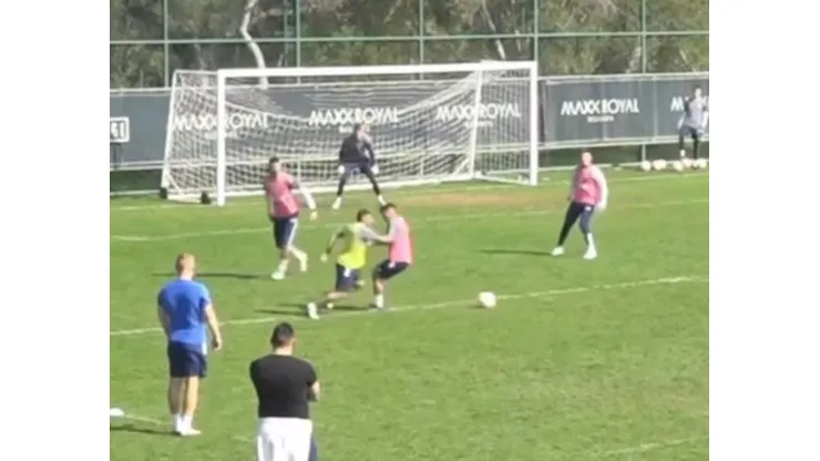 Jordhy Thompson fue víctima de un caño en el FC Orenburg. (Foto: Captura)