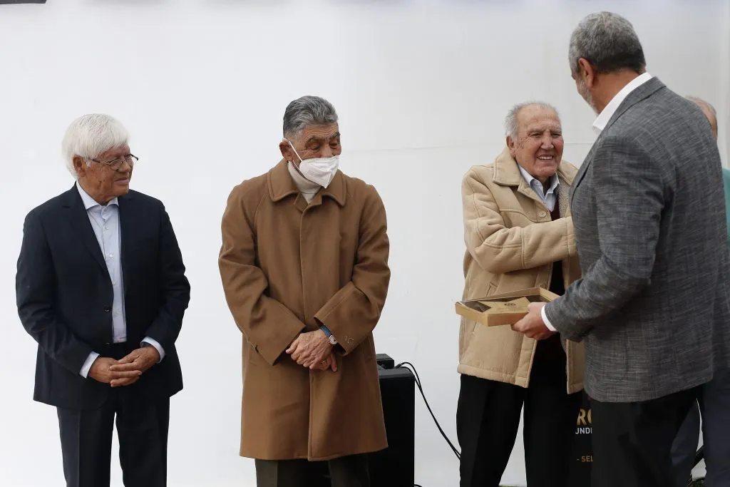 Jorge Toro -al medio- dejó una huella imborrable en Cobreloa (Photosport)