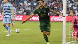 El delantero nacional de 30 años donará cuatro casas