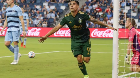 El delantero nacional de 30 años donará cuatro casas