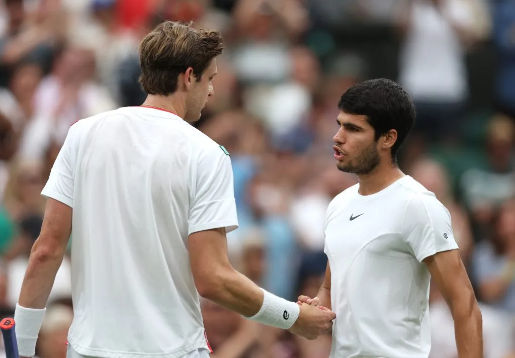 Nicolás Jarry y Carlos Alcaraz se encontraron por última vez en Wimbledon 2023. El español se quedó con el partido en cuatro sets. (Foto: Getty)