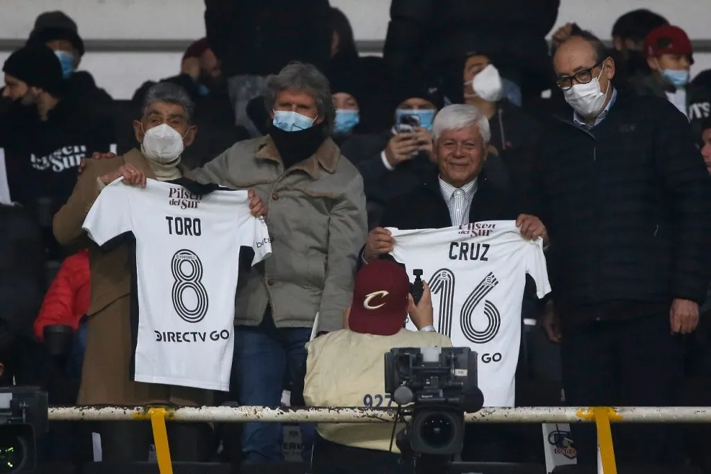 Jorge Toro recibiendo un homenaje en el Estadio Monumental en 2022. (Foto: Photosport)