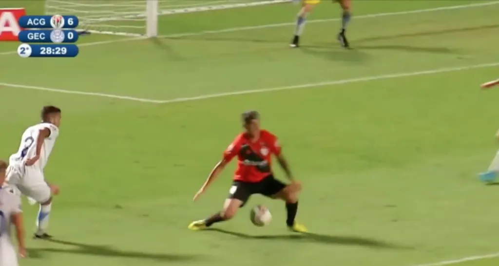 La rodila de Araos quedó enganchada y terminó provocando una nueva lesión.