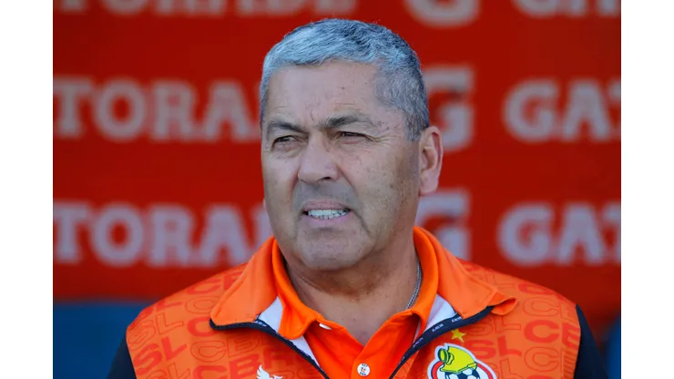El DT de Cobresal hizo un llamado de emergencia por el fútbol chileno