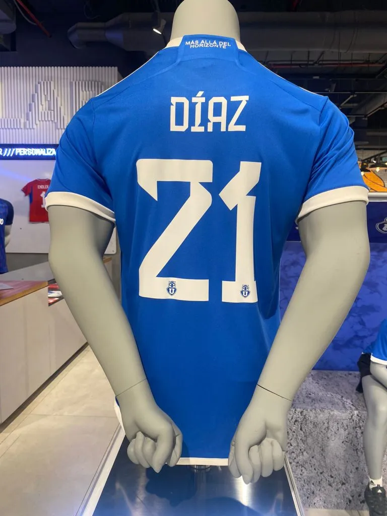 Así se verán los apellidos y números en la camiseta de la U | FOTO: Captura