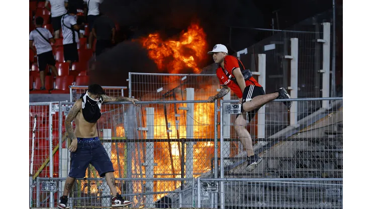 Barristas de Colo Colo protagonizaron serios incidentes en la Supercopa. (Foto: Marcelo Hernández/Photosport)