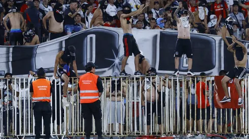 Barristas de Colo Colo provocaron incidentes en la Supercopa. (Foto: Marcelo Hernández/Photosport)