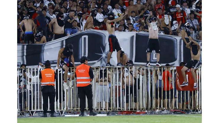 Barristas de Colo Colo provocaron incidentes en la Supercopa. (Foto: Marcelo Hernández/Photosport)