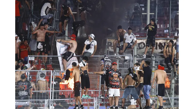 Barra de Colo Colo protagonizó incidentes en la Supercopa. (Foto: Felipe Zanca/Photosport)