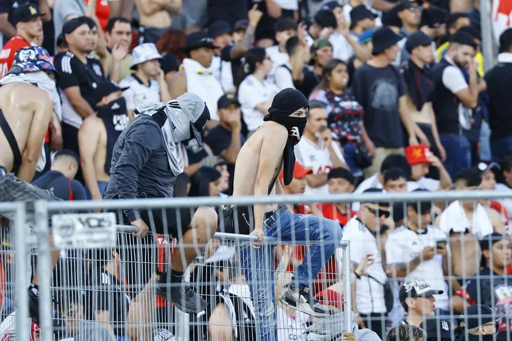 Los hinchas de Colo Colo no dejaron seguir el partido (Photosport)