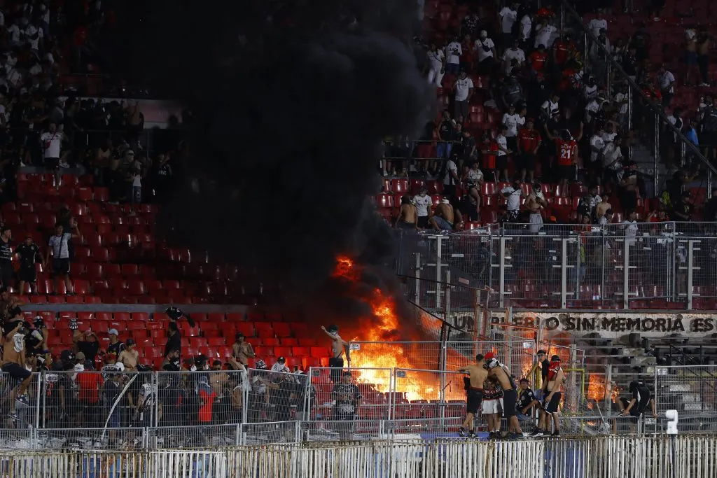 Hasta un incendio provocaron los barristas de Colo Colo en el codo norte del Estadio Nacional. (Foto: Felipe Zanca/Photosport)