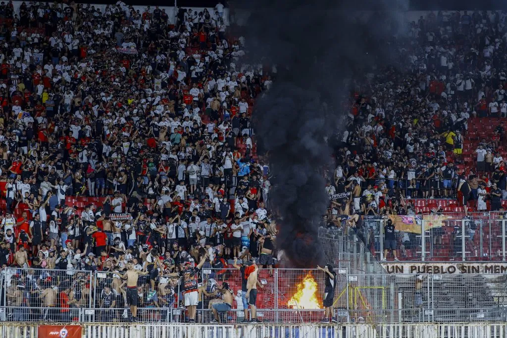 La barra de Colo Colo incendió parte de la tribuna del Estadio Nacional | FOTO: Marcelo Hernandez/Photosport