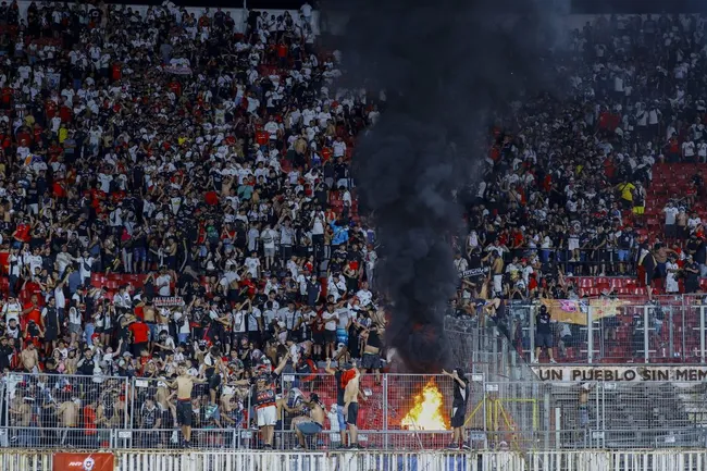 Graves hechos de violencia se registraron en el estadio Nacional (Foto: Marcelo Hernandez/Photosport)