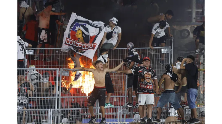 Barristas de Colo Colo protagonizaron los incidentes en la Supercopa. (Foto: Felipe Zanca/Photosport)
