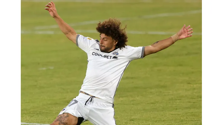 El defensa Maximiliano Falcón recibió un fuerte pelotazo en la Supercopa. (Foto: Photosport)