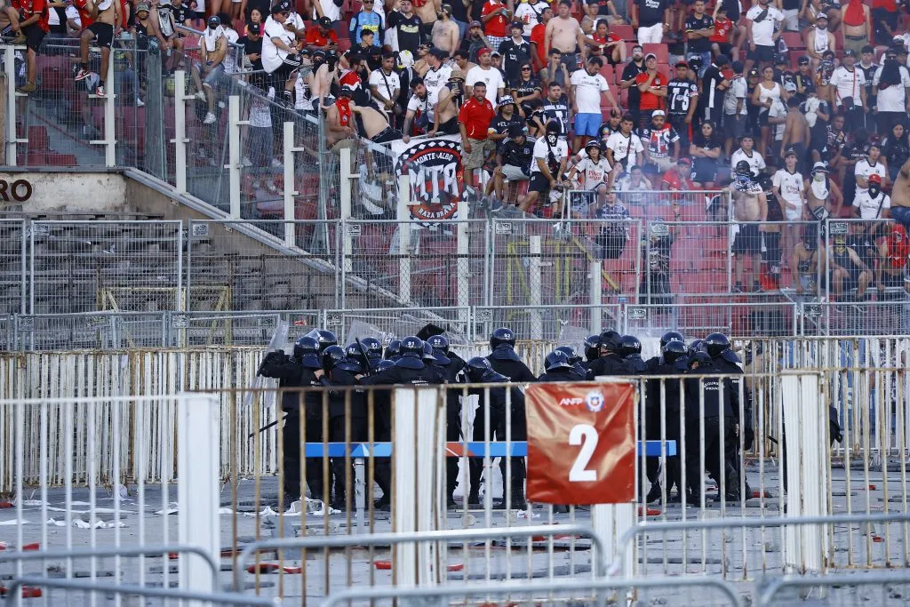 El partido de Colo Colo y Huachipato fue suspendido por incidentes (Photosport)