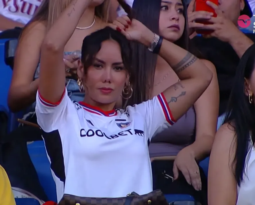 Sonia Isaza con la camiseta de Colo Colo.