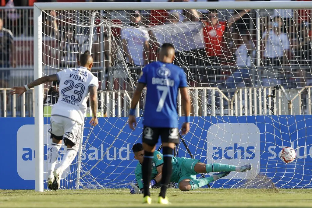 Así fue el gol de Arturo Vidal en su primer partido oficial de regreso a Colo Colo. (Foto: Felipe Zanca/Photosport)
