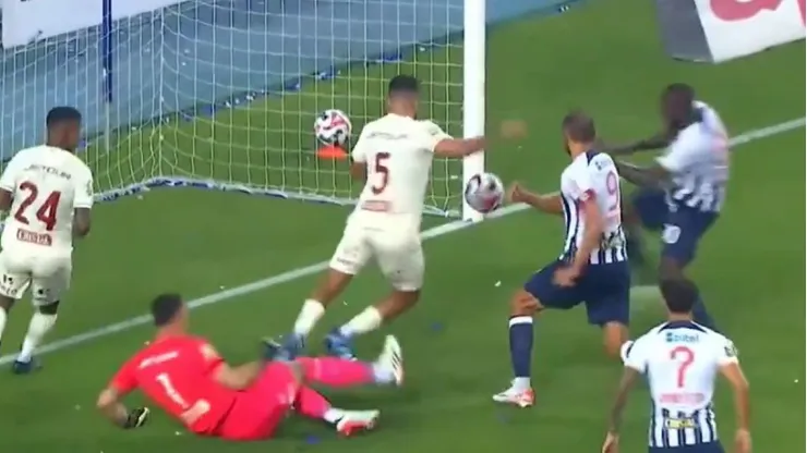 El atacante panameño malogró una importante chance de gol en el clásico peruano