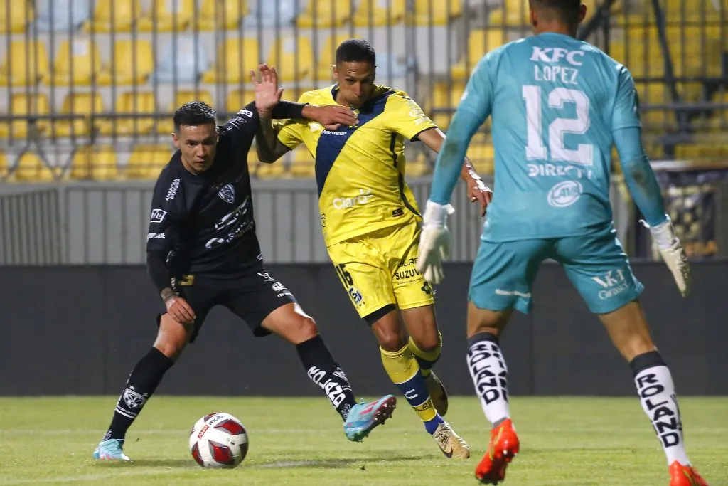 Matías Fernández -izq- podría llegar a Universidad de Chile (Photosport)