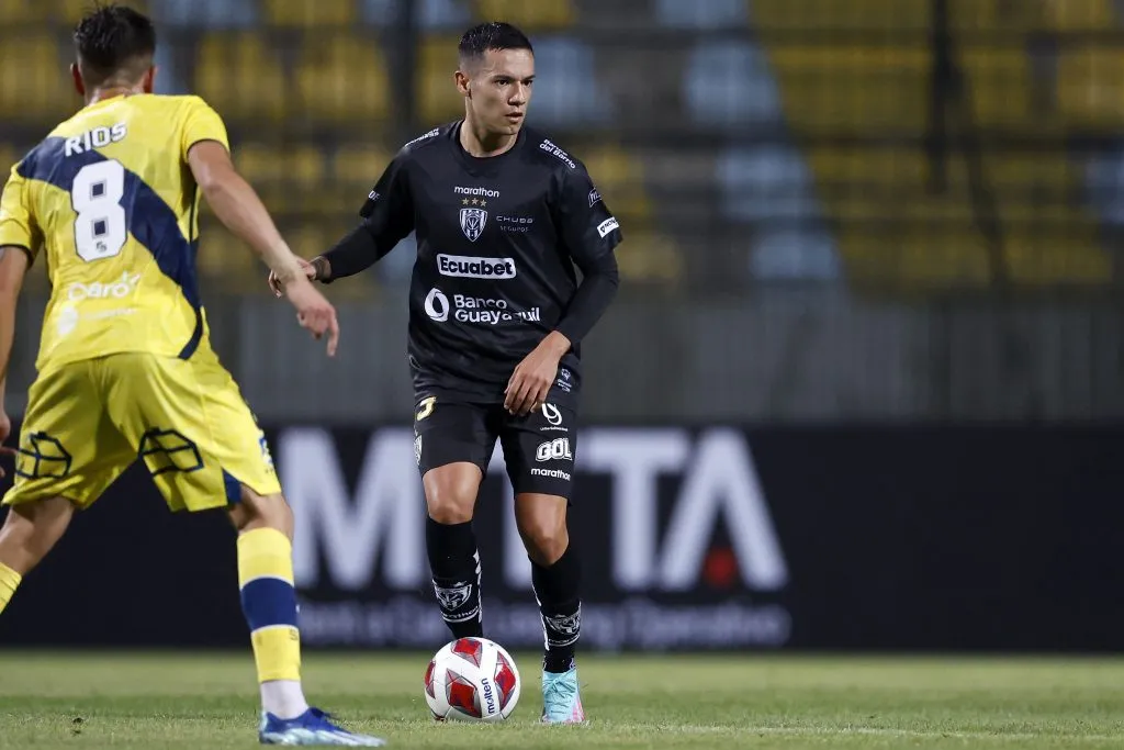 Matías Fernández -centro- podría llegar a Universidad de Chile (Photosport)