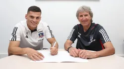 Lucas Cepeda junto al gerente deportivo, Daniel Morón en la firma de contrato (Foto: Colo Colo)