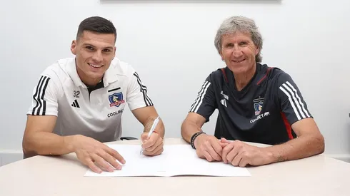 Lucas Cepeda junto al gerente deportivo, Daniel Morón en la firma de contrato (Foto: Colo Colo)