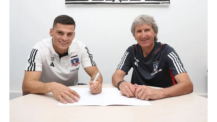 Lucas Cepeda junto al gerente deportivo, Daniel Morón en la firma de contrato (Foto: Colo Colo)