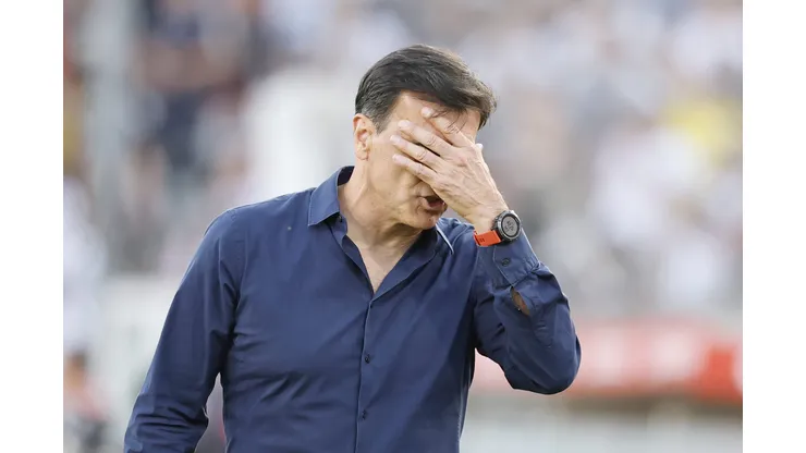 Gustavo Quinteros vive tremendo problema por la desaparición de uno de sus dirigidos en Vélez (Foto: Pepe Alvujar/Photosport)