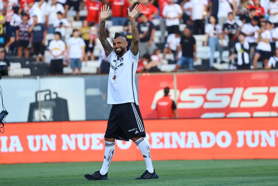 Arturo Vidal volvió a Colo Colo tras casi 17 años. | Foto: Photosport