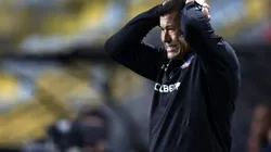 Jorge Almirón podría tener una o más bajas en la Supercopa. (Foto: Andrés Pina/Photosport)