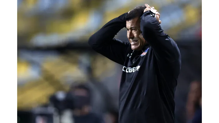 Jorge Almirón podría tener una o más bajas en la Supercopa. (Foto: Andrés Pina/Photosport)