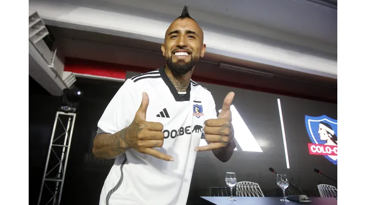 Arturo Vidal celebra su primer perfume ganado este 2024 en Colo Colo. (Foto: Photosport)