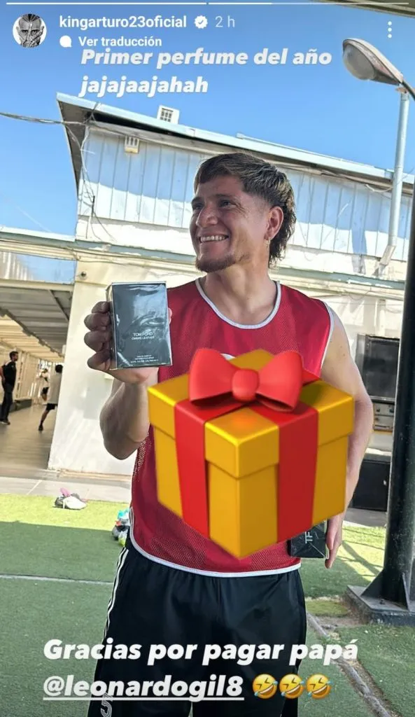 Arturo Vidal le gana un perfume a Leonardo Gil.