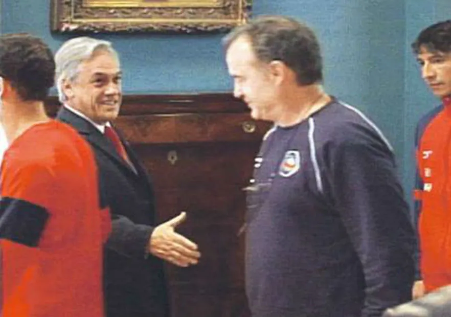 El polémico momento entre Piñera y Bielsa (Foto: redes)