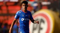 César Vaccia defiende con todo a Lucas Assadi.