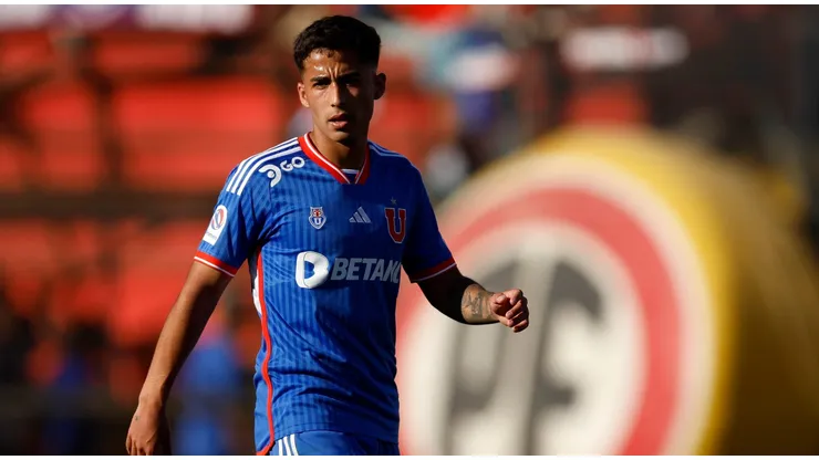 César Vaccia defiende con todo a Lucas Assadi.